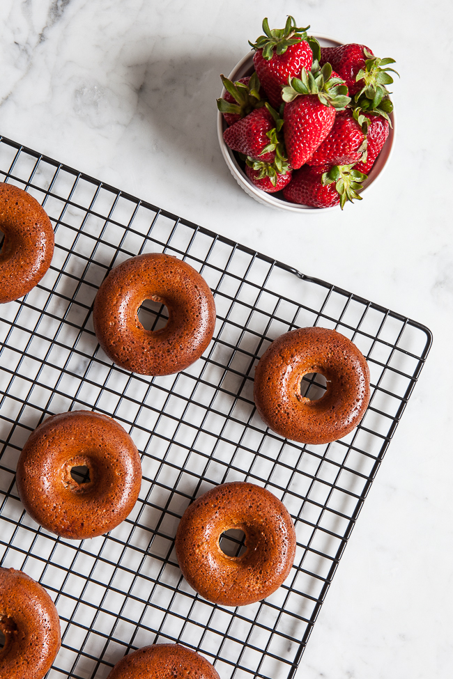 Strawberry Donut Cakes / blog.jchongstudio.com #glutenfree #paleo