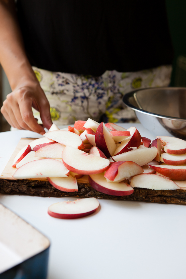 White Peach Crisp with Brown Butter Walnut Crumble / blog.jchongstudio.com