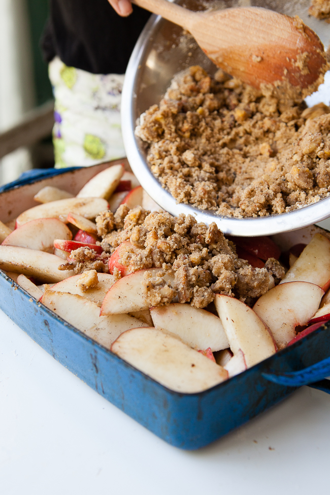 White Peach Crisp with Brown Butter Walnut Crumble / blog.jchongstudio.com