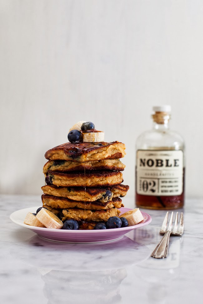 Blueberry Banana Pancakes / blog.jchongstudio.com