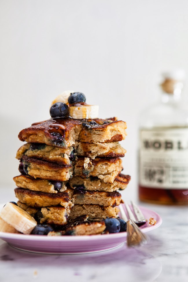 Blueberry Banana Pancakes / blog.jchongstudio.com