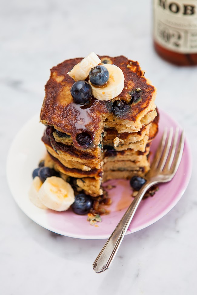 Blueberry Banana Pancakes / blog.jchongstudio.com