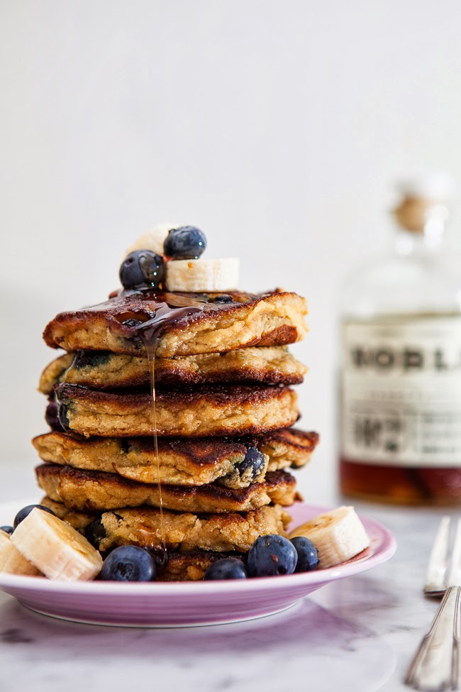 Blueberry Banana Pancakes / blog.jchongstudio.com