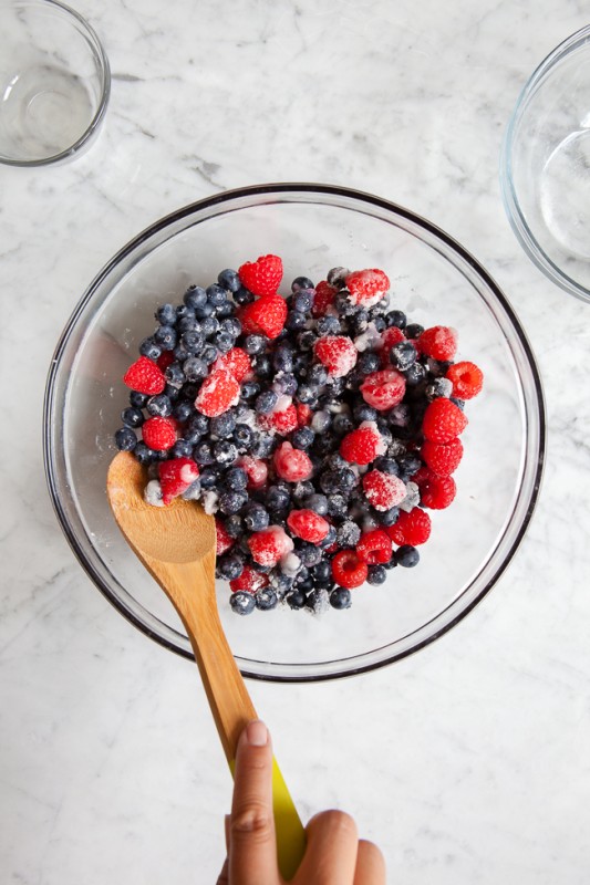 Berry Crisp w/ Vanilla Ice Cream / blog.jchongstudio.com