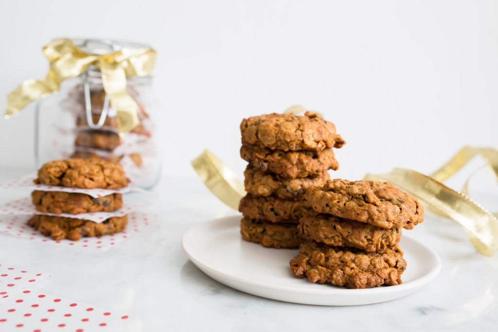 Peanut Butter Oatmeal Cookies / seeandsavour.com